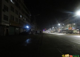 君子坝的半边无灯街道，走的有点凄凉